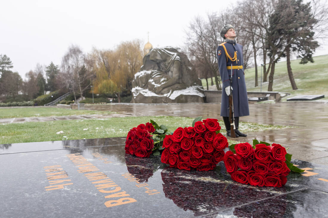 Цветы у могилы маршала СССР Василия Ивановича Чуйкова фотография