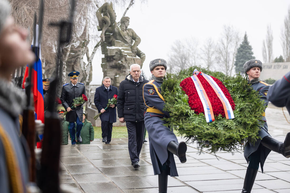 Генеральный прокурор Российской Федерации Александр Гуцан на Мамаевом кургане фотография