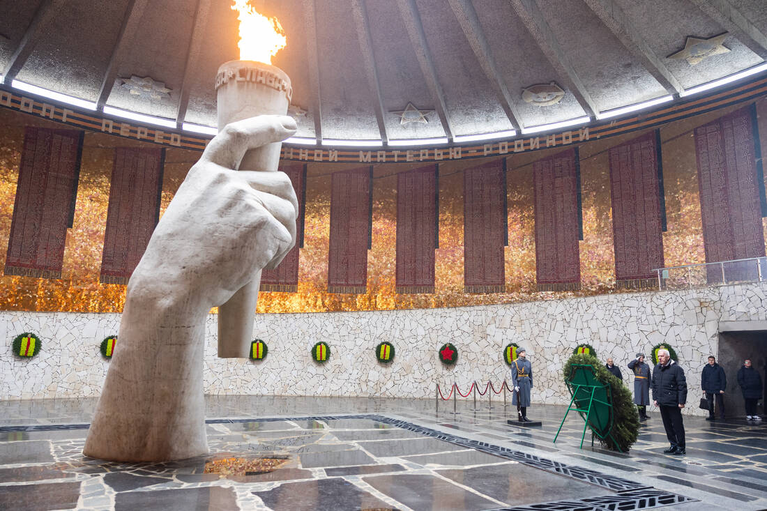 Генеральный прокурор Российской Федерации Александр Гуцан на Мамаевом кургане фотография