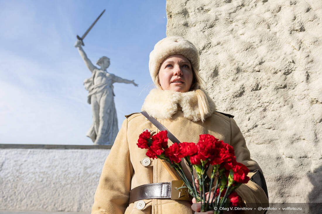 Возложение венков и цветов к могиле маршала Чуйкова и малой братской могиле фотография