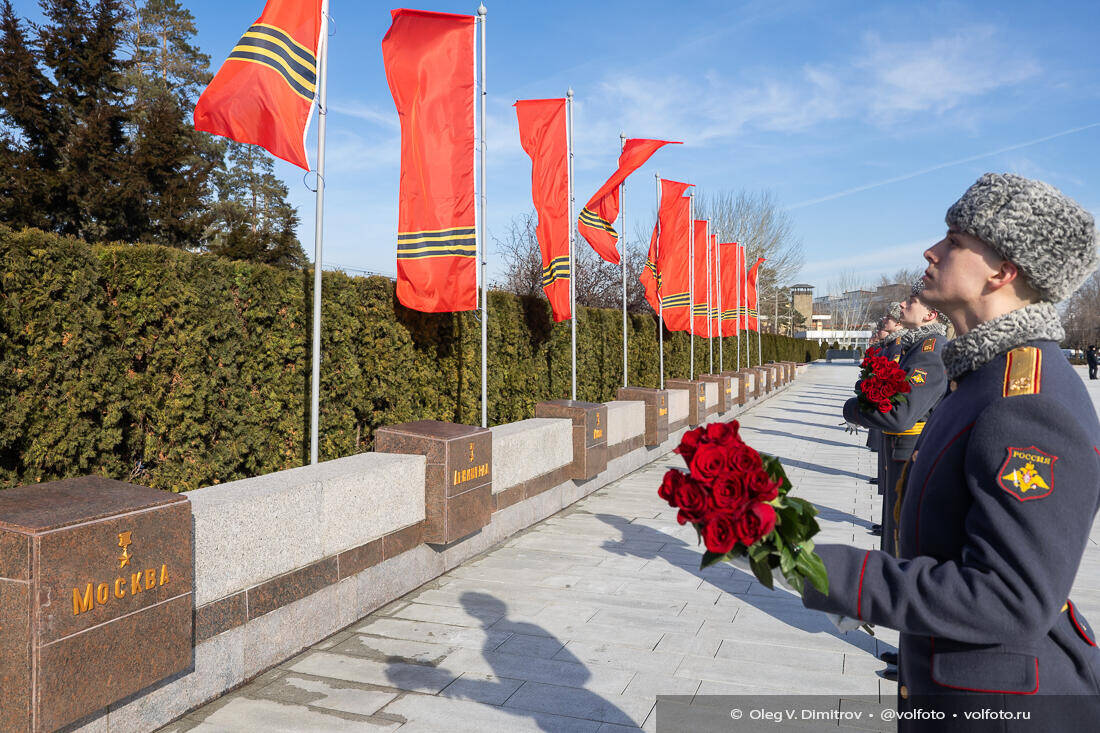 Красные розы на мемориальных тумбах Входной площади фотография