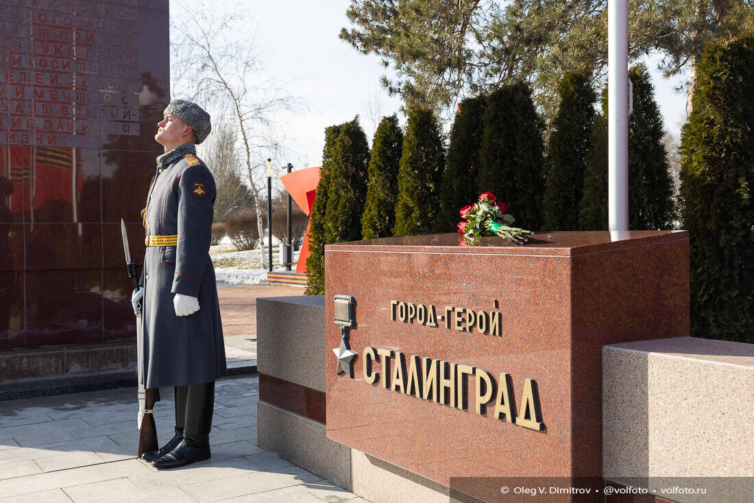 Красные розы на мемориальных тумбах Входной площади фотография