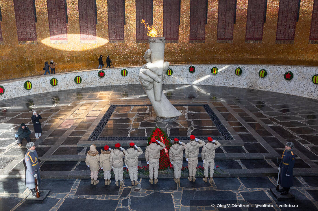 Возложение венков и цветов в Зале Воинской Славы на Мамаевом кургане фотография