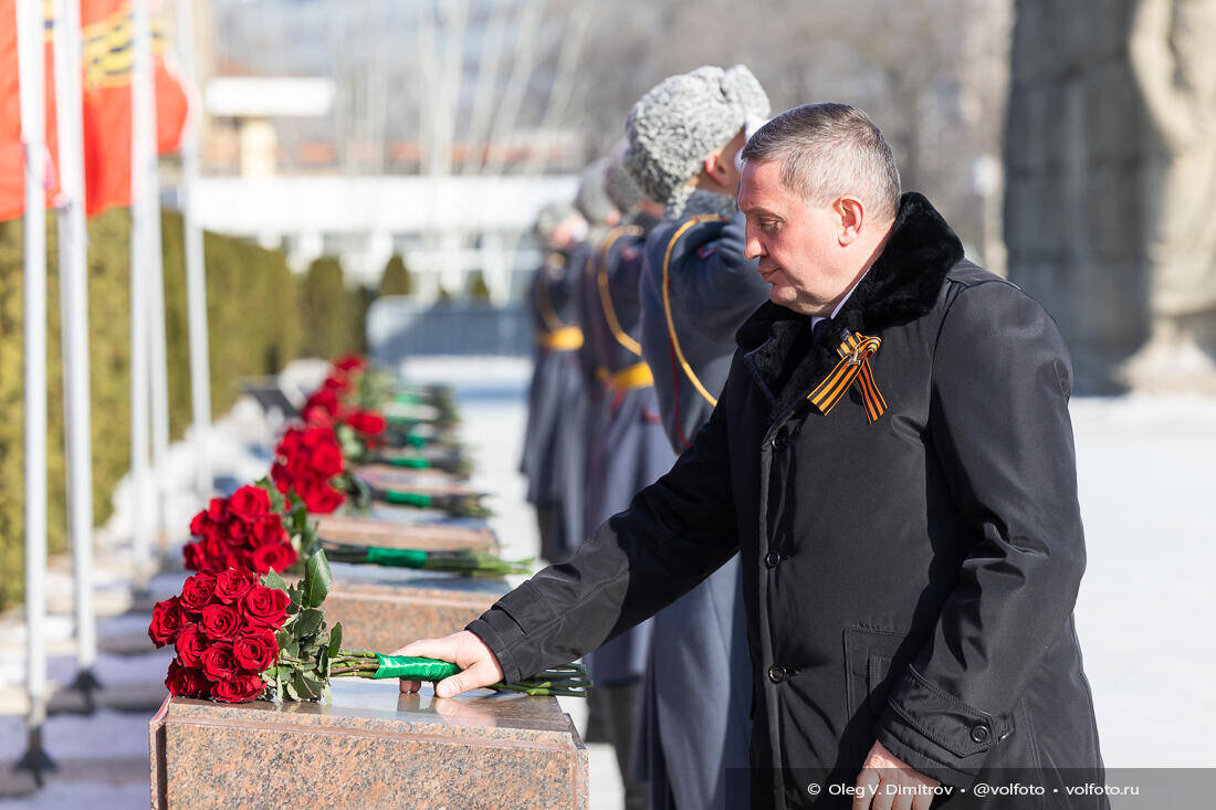 Красные розы на мемориальных тумбах Входной площади фотография