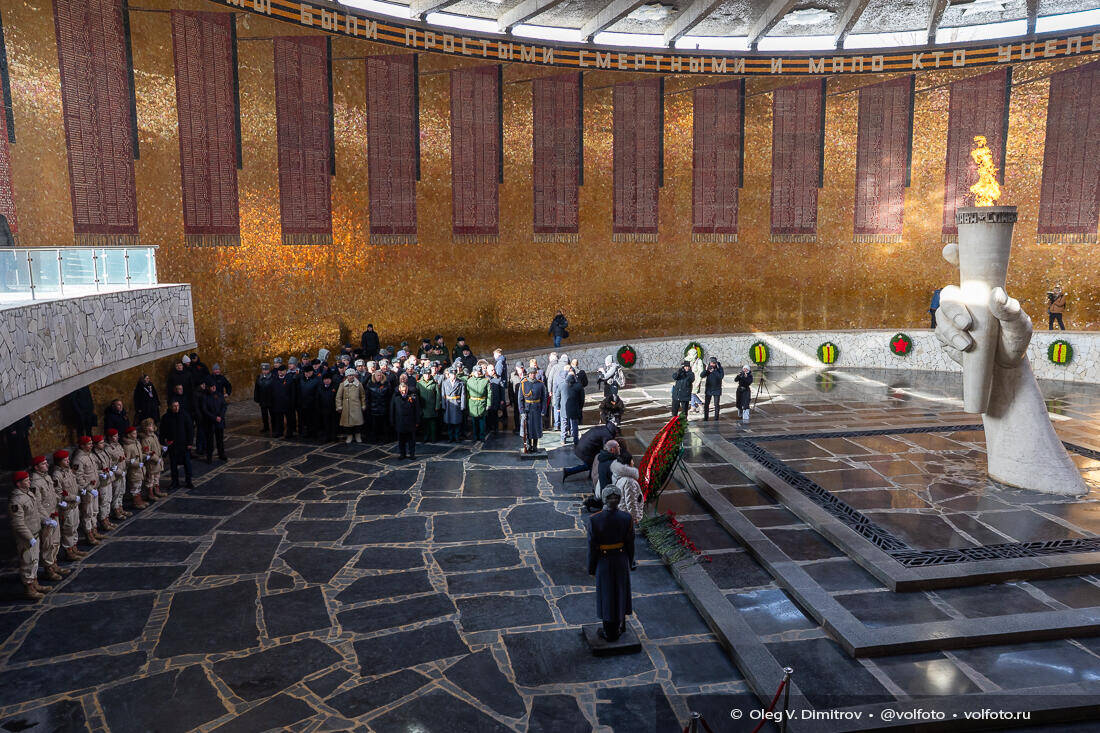 Возложение венков и цветов в Зале Воинской Славы на Мамаевом кургане фотография