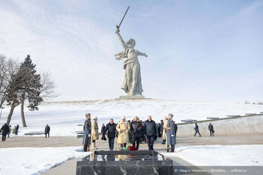Возложение венков и цветов к могиле маршала Чуйкова и малой братской могиле фотография