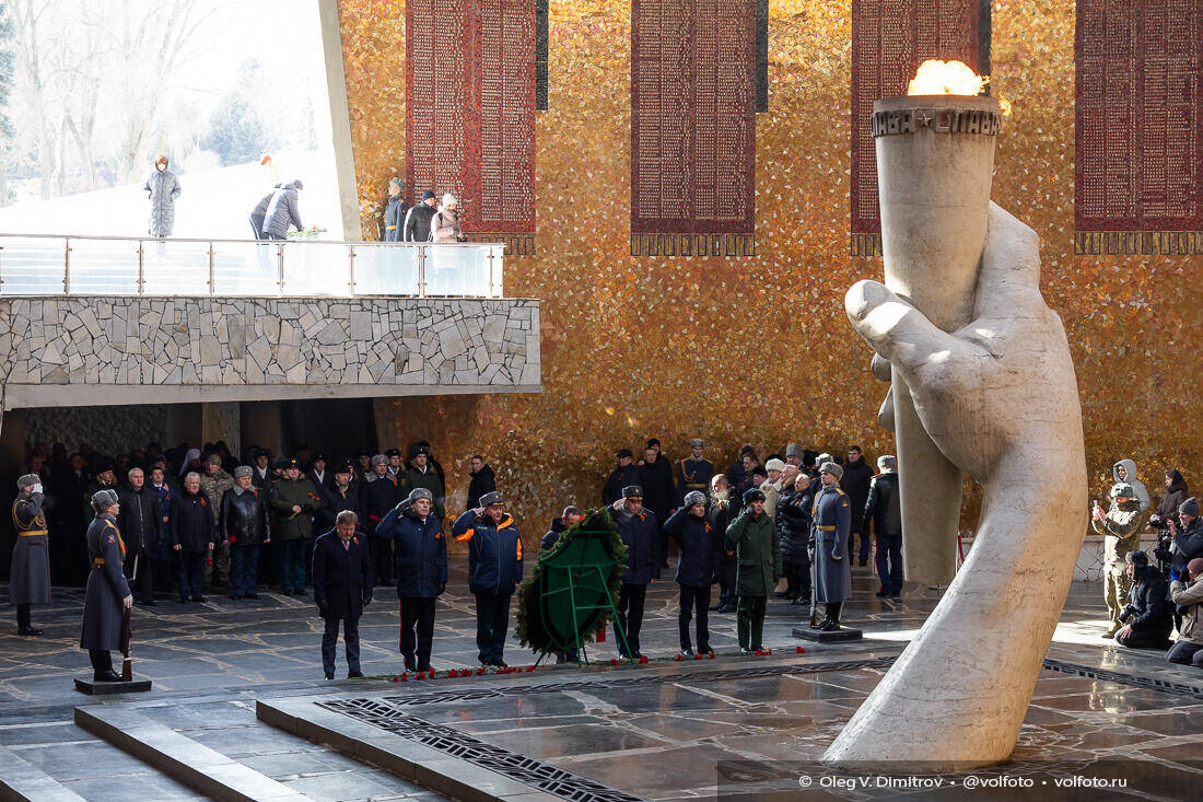 Возложение венков и цветов в Зале Воинской Славы на Мамаевом кургане фотография
