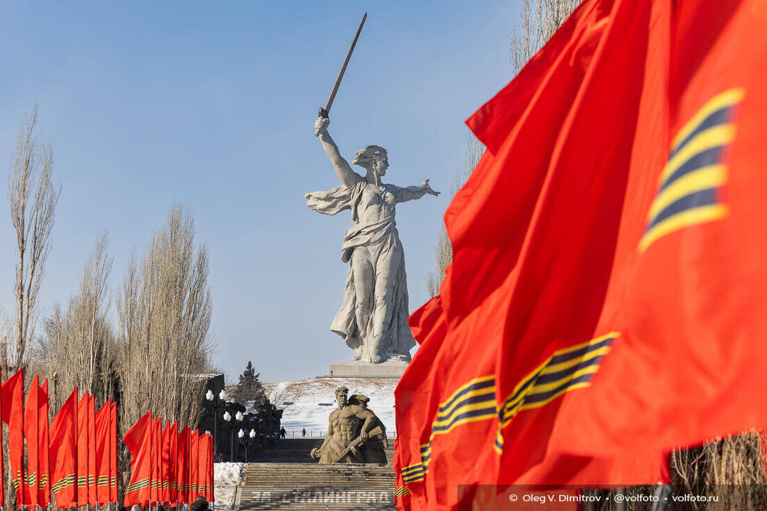 Мамаев курган в День Сталинградской Победы фотография