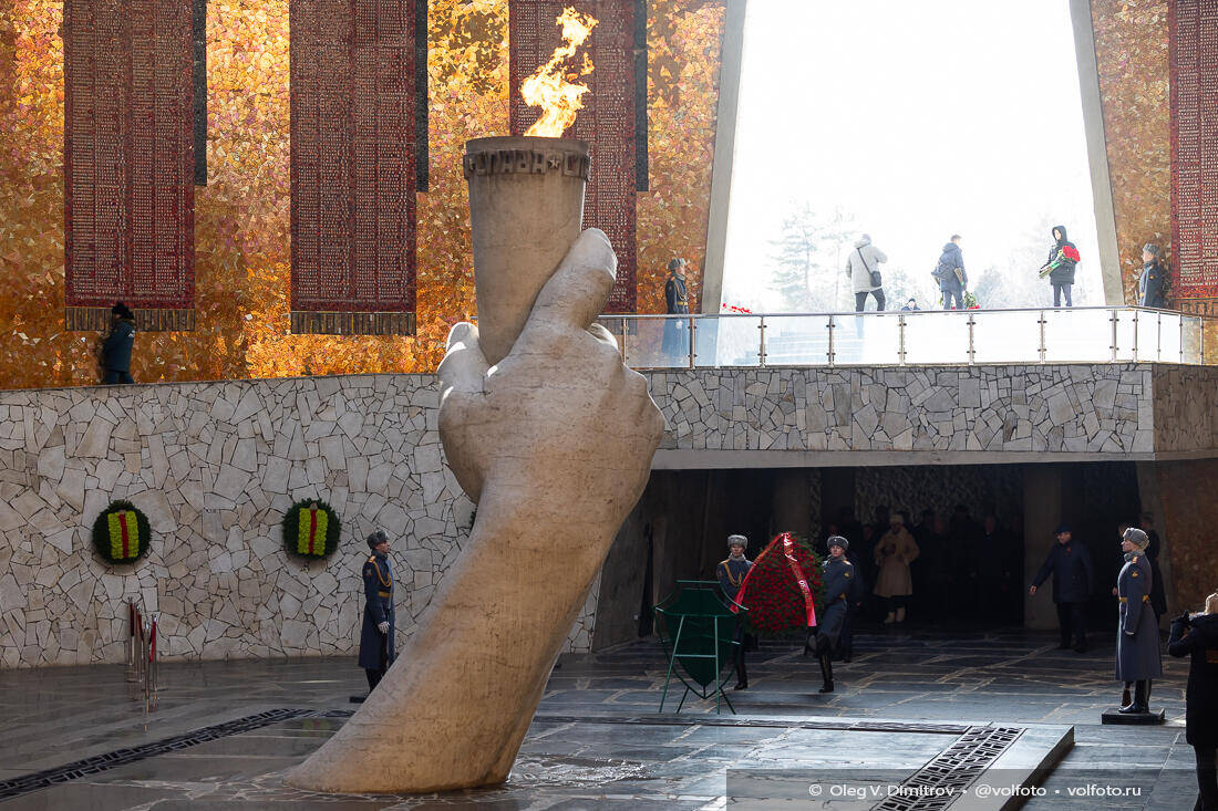 Возложение венков и цветов в Зале Воинской Славы на Мамаевом кургане фотография
