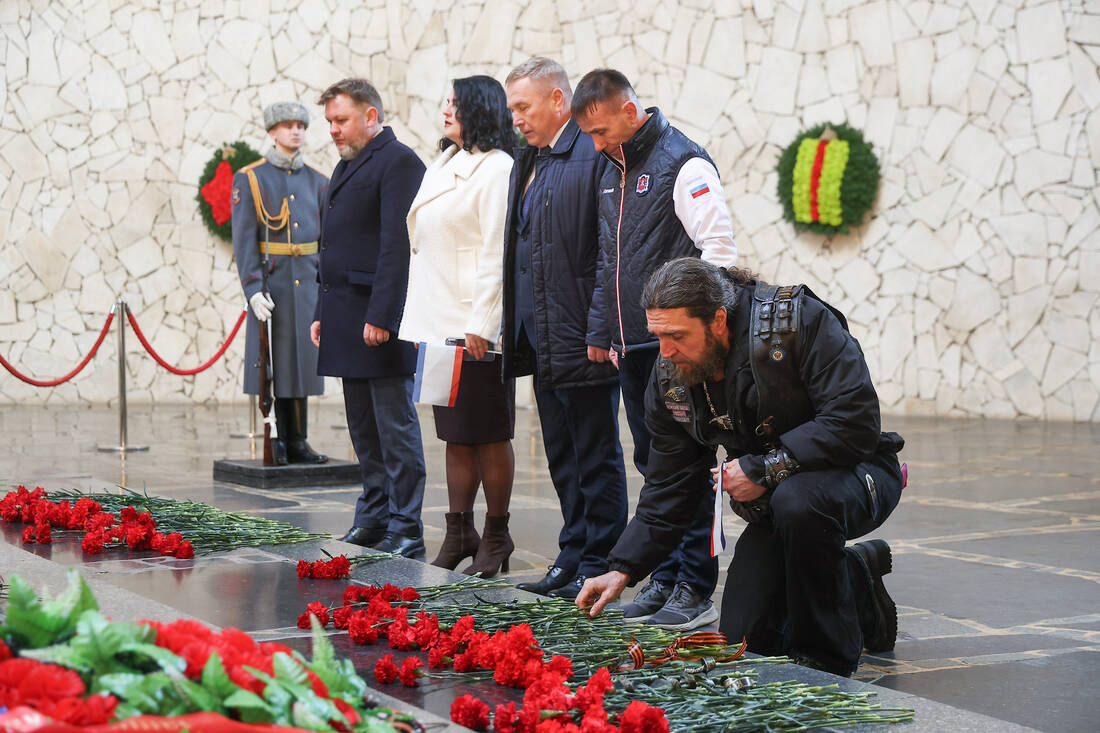 Участники автопробега «Крым – Россия! Навсегда!» на Мамаевом кургане фотография