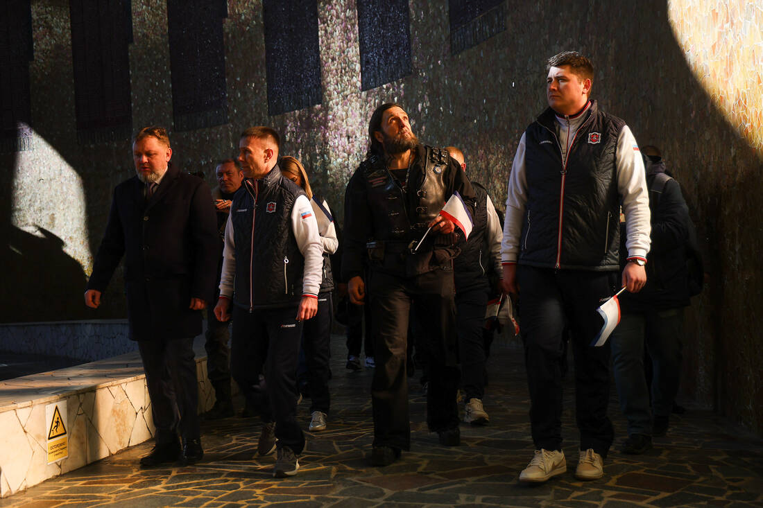 Участники автопробега «Крым – Россия! Навсегда!» на Мамаевом кургане фотография