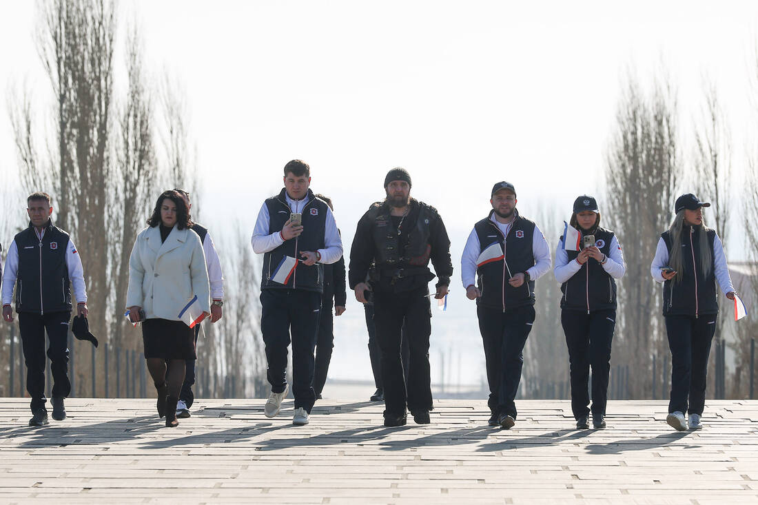 Участники автопробега «Крым – Россия! Навсегда!» на Мамаевом кургане фотография