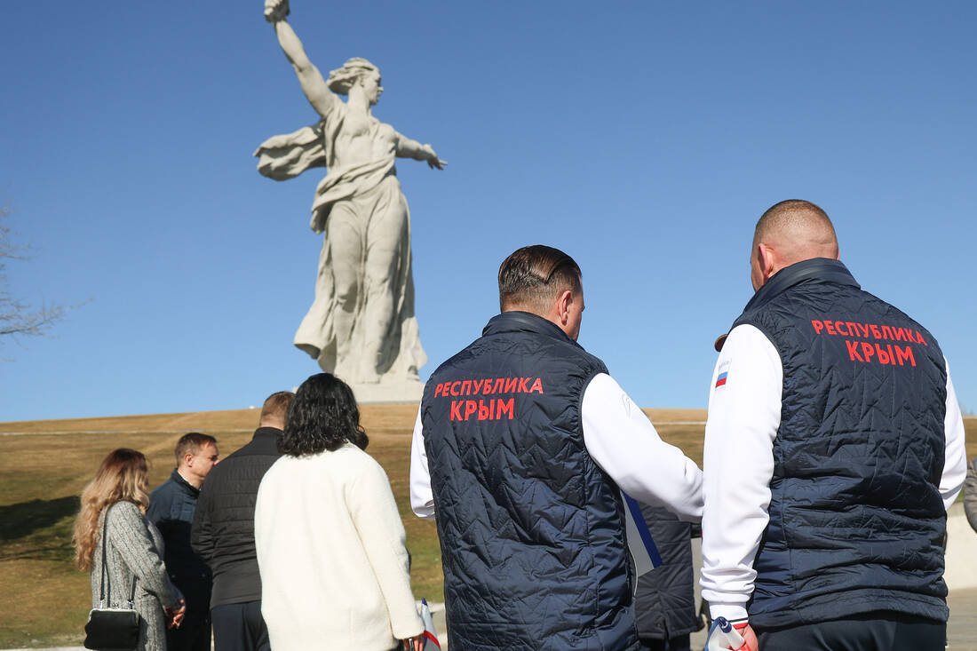 Участники автопробега «Крым – Россия! Навсегда!» на Мамаевом кургане фотография