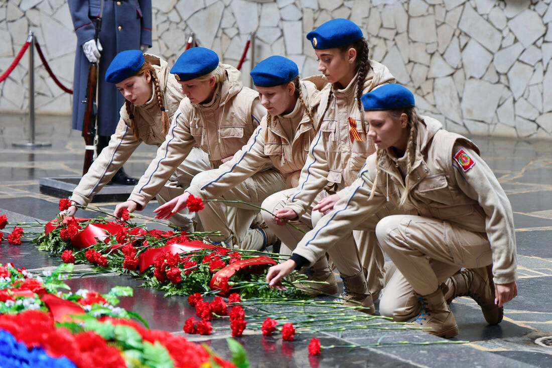 Возложение цветов в Зале Воинской Славы фотография