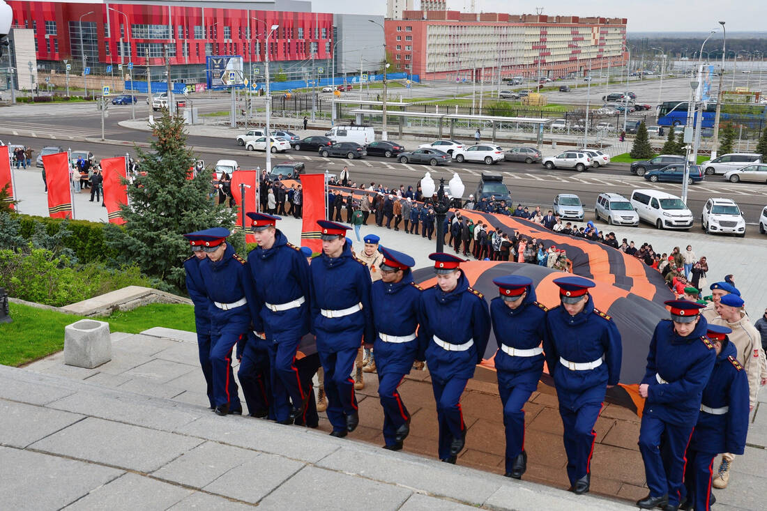 Кадеты с Георгиевской лентой на ступенях лестницы, ведущей на Мамаев курган фотография