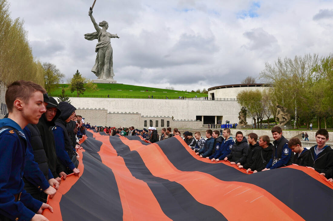 Георгиевская лента на Площади Героев фотография