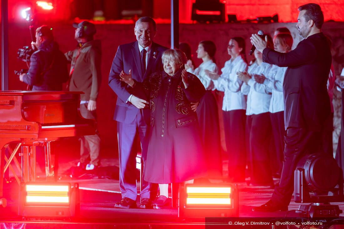 Александра Пахмутова и Андрей Бочаров по окончании акции «Свет Великой Победы» на Мамаевом кургане фотография