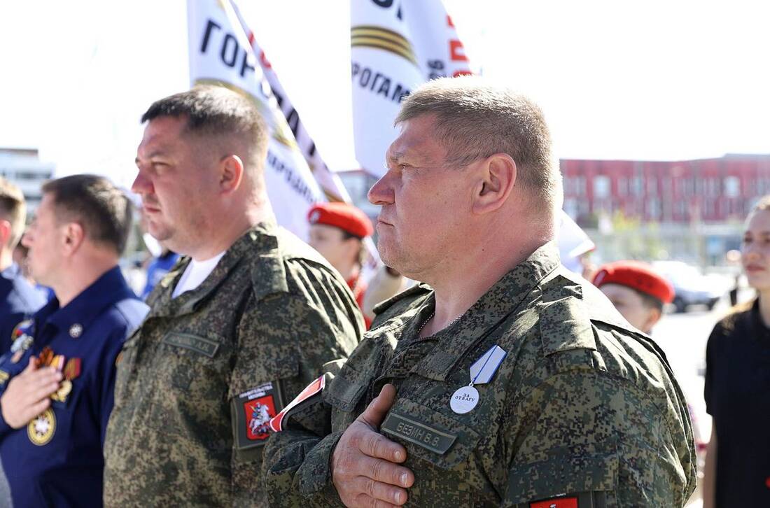 Участники проекта «Города-герои — города героев» на Мамаевом кургане фотография