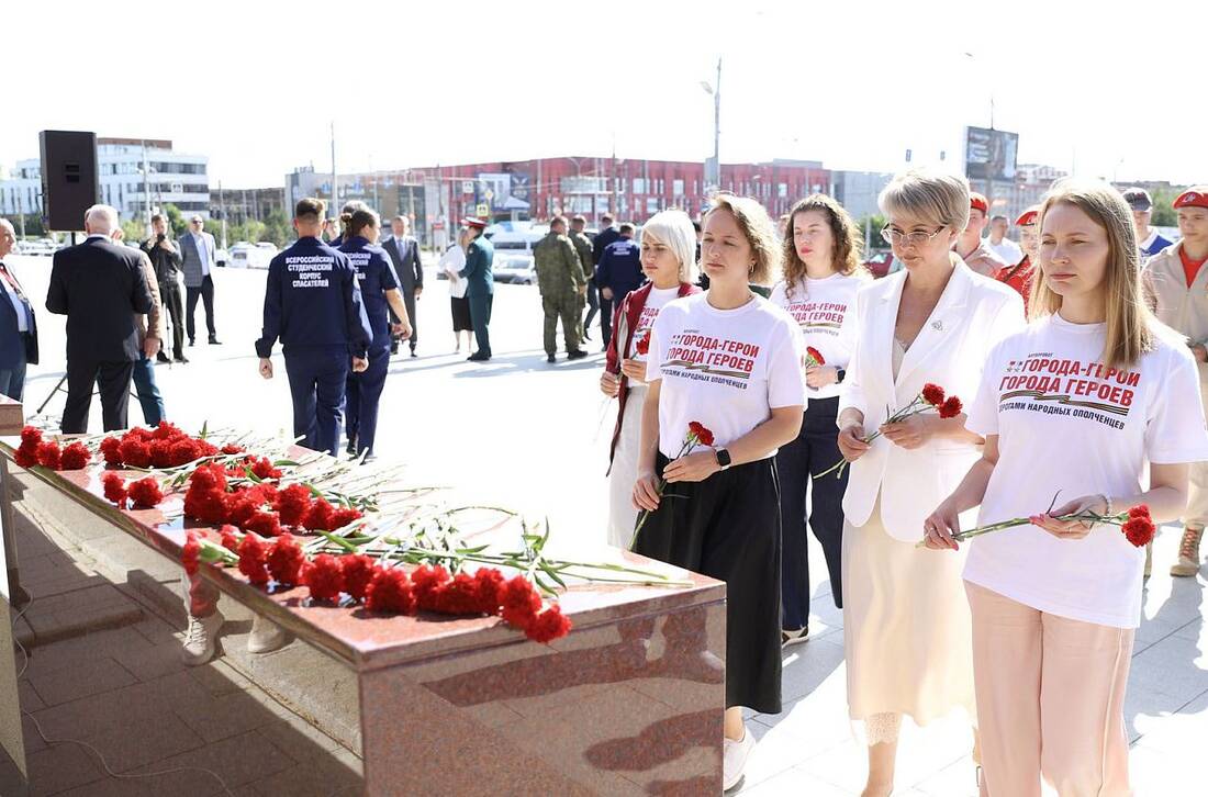 Участники проекта «Города-герои — города героев» на Мамаевом кургане фотография