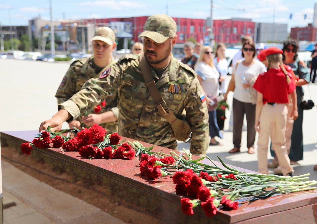 Возложение цветов к тумбе «Сталинград» в день начала Сталинградской битвы фотография