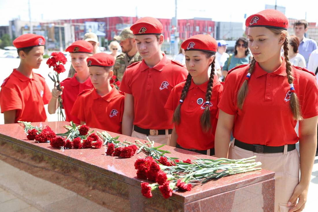 Возложение цветов к тумбе «Сталинград» в день начала Сталинградской битвы фотография
