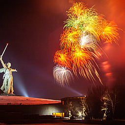Празднование 65-летия Сталинградской Победы завершилось на Мамаевом кургане