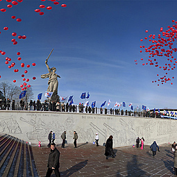 В день Сталинградской Победы над Мамаевым курганом взмыли сотни шаров