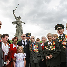 Владимир Путин встретился на Мамаевом кургане с ветеранами