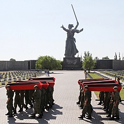 На Мамаевом Кургане перезахоронили останки защитников Сталинграда