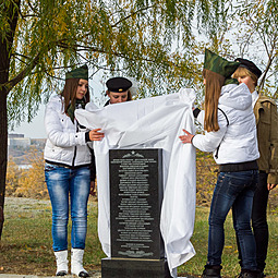На мемориальном кладбище Мамаева кургана установили стелу героям-саратовцам