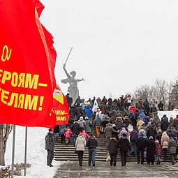 Цветы и памятные венки несут к подножию Мамаева кургана