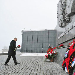 В день 70-летия Победы под Сталинградом Мамаев курган посетил Владимир Путин