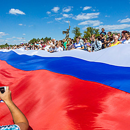 В День флага России на Мамаевом кургане развернули огромный триколор
