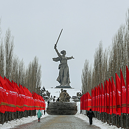 Празднование 75-летия Сталинградской победы началось с возложения цветов на Мамаевом кургане