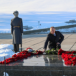 Владимир Путин почтил память защитников Сталинграда на Мамаевом кургне