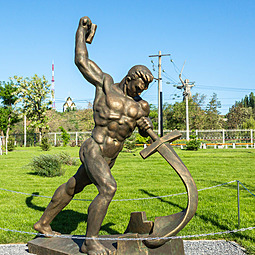 В парке Победы Мамаева кургана появилась скульптура «Перекуем мечи на орала»