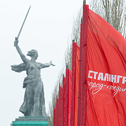 В День Сталинградской Победы на Мамаевом кургане возложили цветы