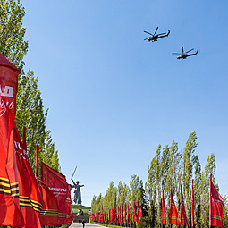 В небе над Мамаевом курганом проходят репетиции воздушного Парада Победы