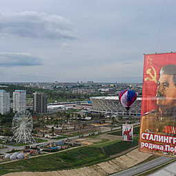 Над Мамаевым курганом пролетел портрет Сталина