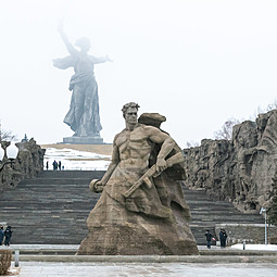 На главной высоте России возложили цветы в память о 78-летии Победы под Сталинградом