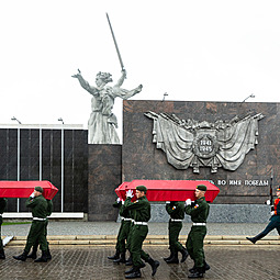 В преддверии Дня Победы на воинском кладбище Мамаева кургана захоронили останки красноармейцев