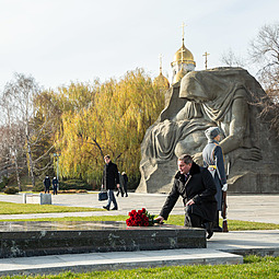 В день начала контрнаступления под Сталинградом на Мамаевом кургане почтили память героев