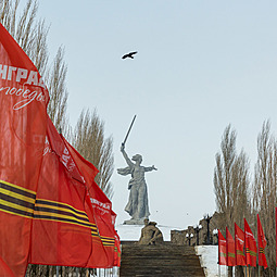 Губернатор почтил память защитников Сталинграда на Мамаевом кургане