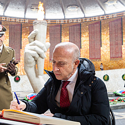 В День Сталинградской Победы Мамаев курган посетил посол Италии