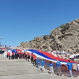 День флага России на Мамаевом кургане развернули огромный триколор