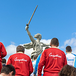 Участники ретроматча «Спартак» — «Динамо» возложили цветы на Мамаевом кургане