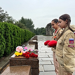 В знак поддержки жителям Севастополя к тумбе города-героя волгоградцы несут цветы