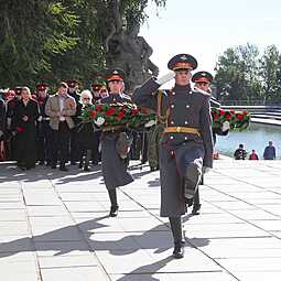 Педагоги и учащиеся возложили цветы на Мамаевом кургане