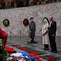 Гости из Ирана возложили цветы на Мамаевом кургане