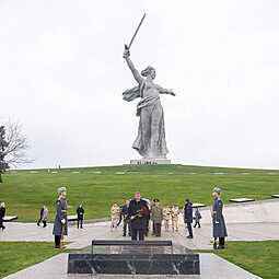 83-летие начала контрнаступления под Сталинградом празднуют на Мамаевом кургане